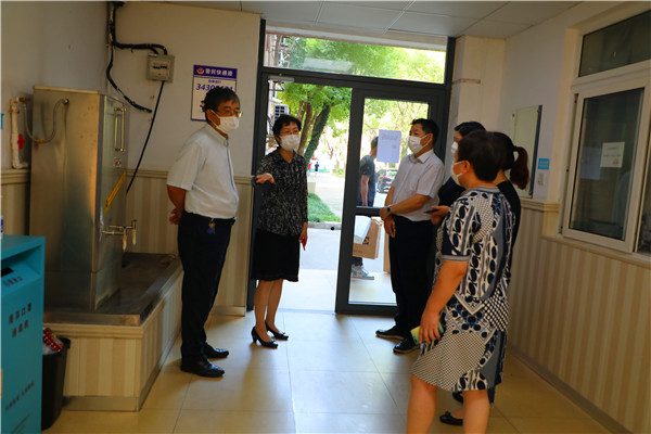 校领导查看学生宿舍1.jpg