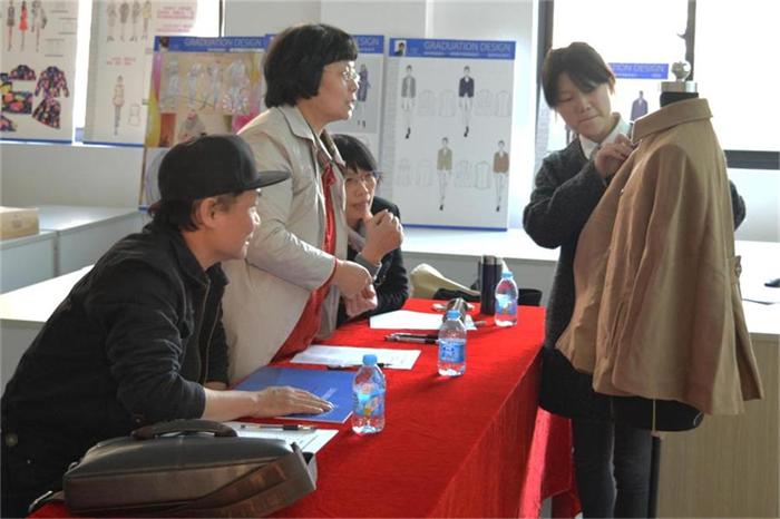 20141114毕业生毕业设计答辩现场 答辩指导老师从左往右依次是赵轶群、郭玉燕(女)、张道英(女) 答辩学生为服装121 徐莹.JPG