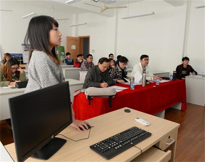 20141114毕业生毕业设计答辩现场 答辩指导老师从左往右依次是荣德芳、赵玲珍(女)、刘元喆 答辩学生为环艺121 何婷.JPG