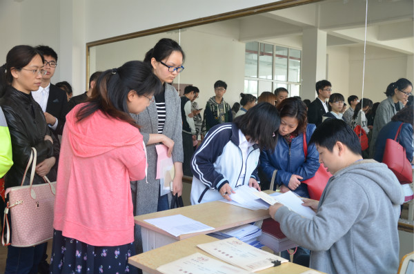 3.自主招生新生报到现场_meitu_2.jpg