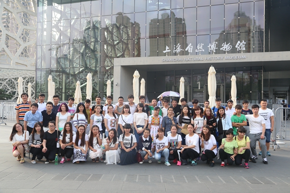 4.参与活动的师生在上海自然博物馆留影.jpg