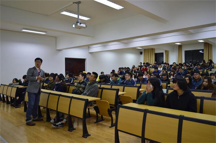 20141113在1-403 艺术学院“培养和践行社会主义核心价值观”主题讲座,参与对象是全体14级新生, 主讲人 施晓玮(1).JPG