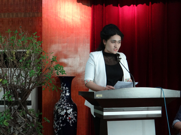 2.2014届新疆民族学生毕业生代表发言.JPG